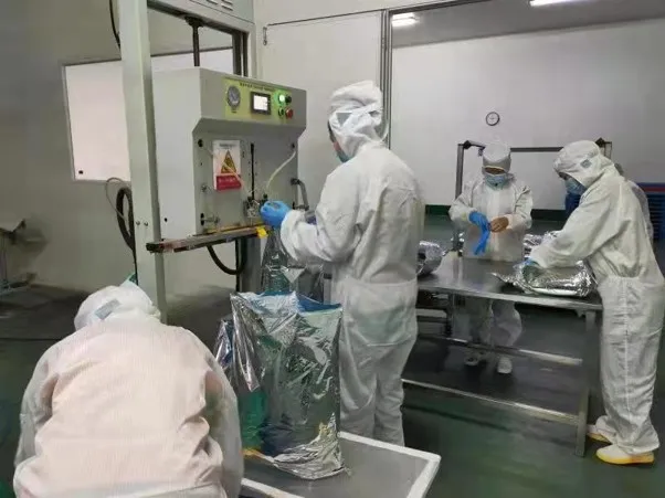 Pekerja melakukan proses vacuum sealing kemasan produk